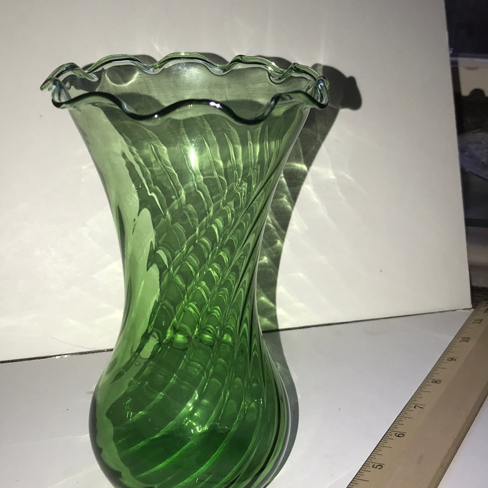 Vintage Emerald Green Glass Ruffle top Swirl Vase